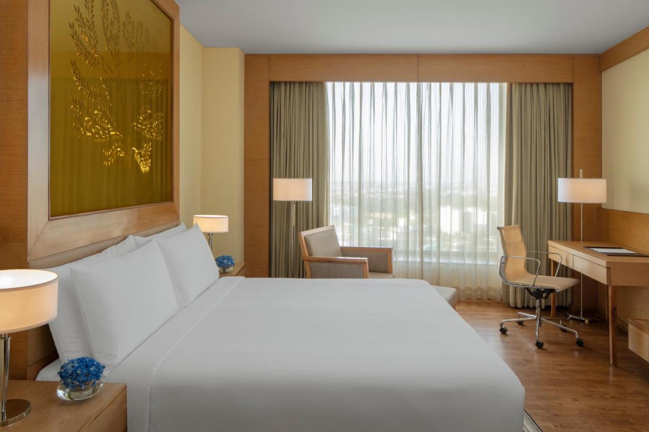 Radisson Blu Hotel New Delhi Dwarka Bagian luar foto A room at the hotel