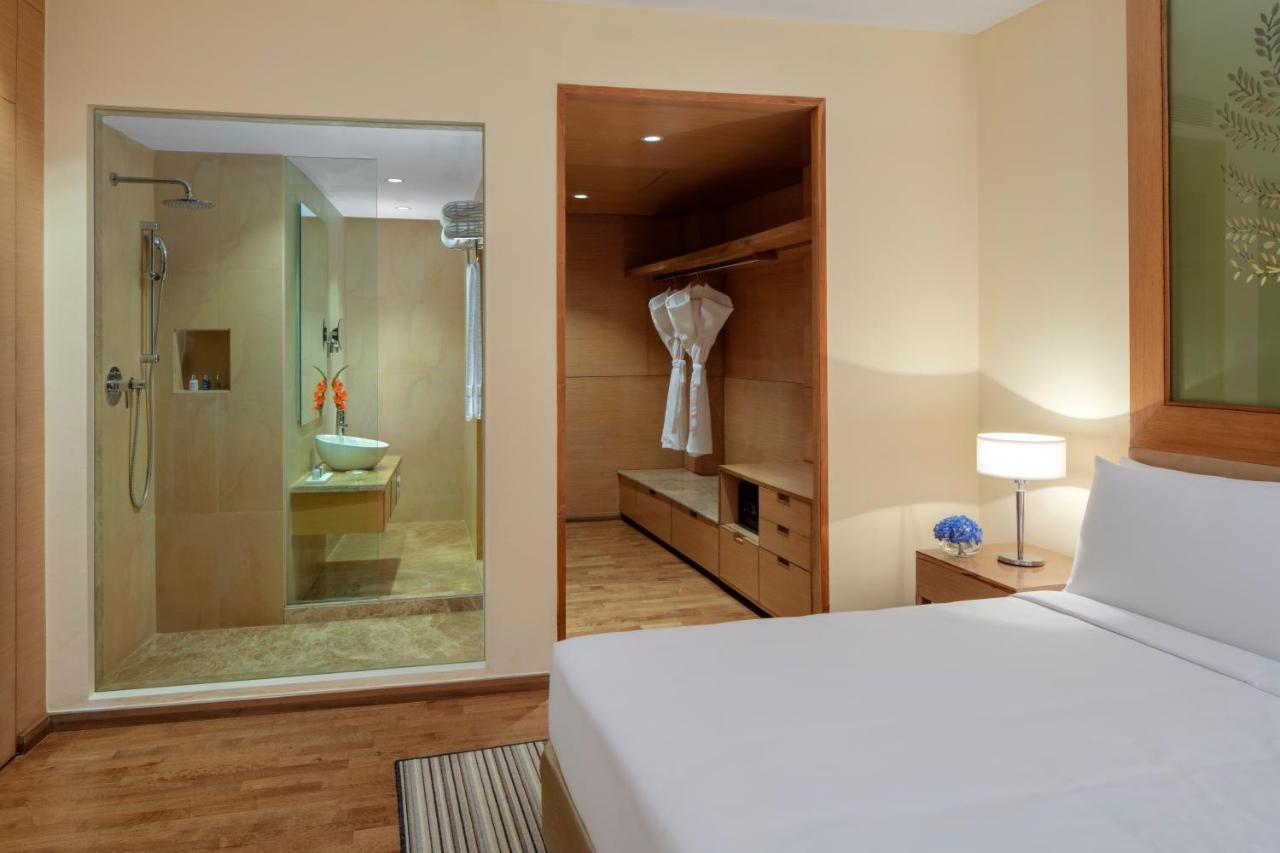 Radisson Blu Hotel New Delhi Dwarka Bagian luar foto A bathroom in a hotel room
