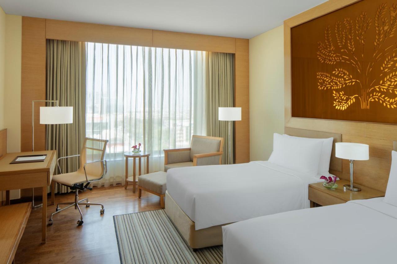 Radisson Blu Hotel New Delhi Dwarka Bagian luar foto