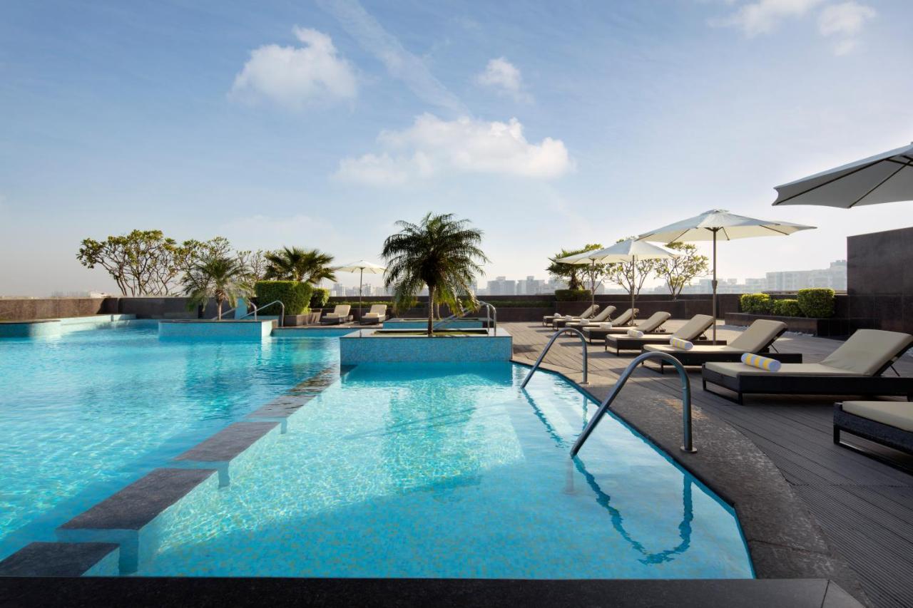 Radisson Blu Hotel New Delhi Dwarka Bagian luar foto The swimming pool at the hotel