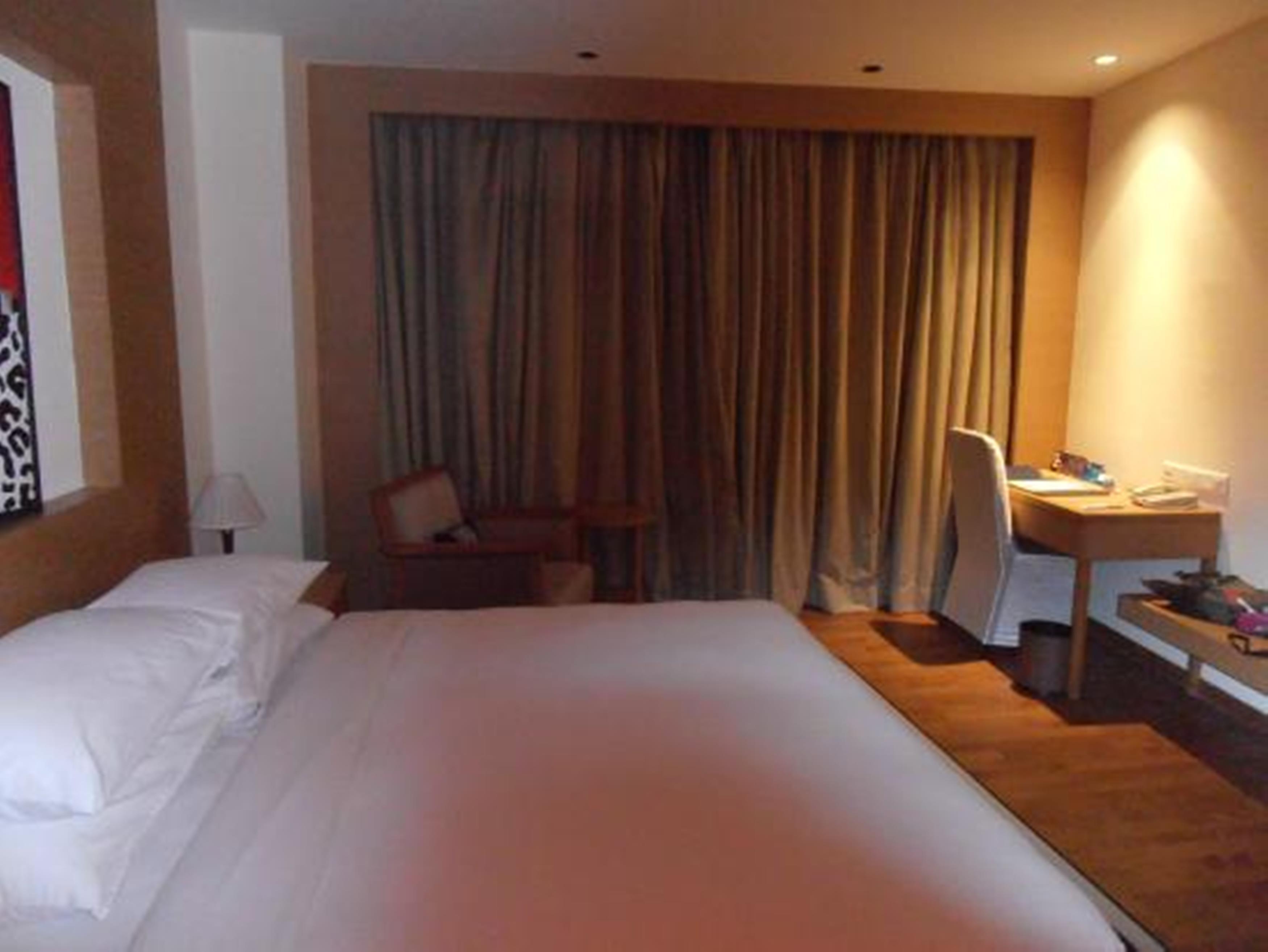 Radisson Blu Hotel New Delhi Dwarka Bagian luar foto A room at the hotel