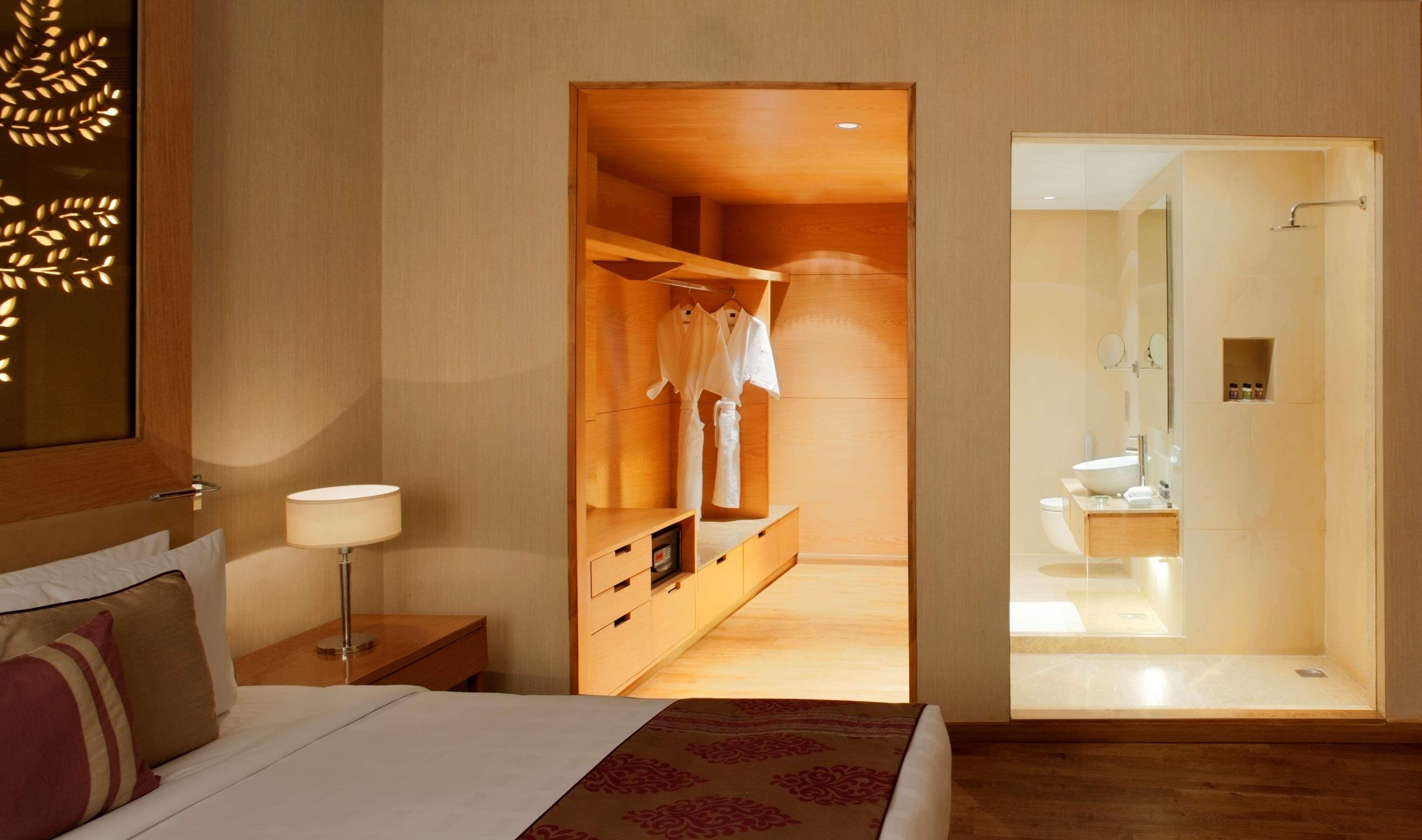 Radisson Blu Hotel New Delhi Dwarka Ruang foto A room at the hotel