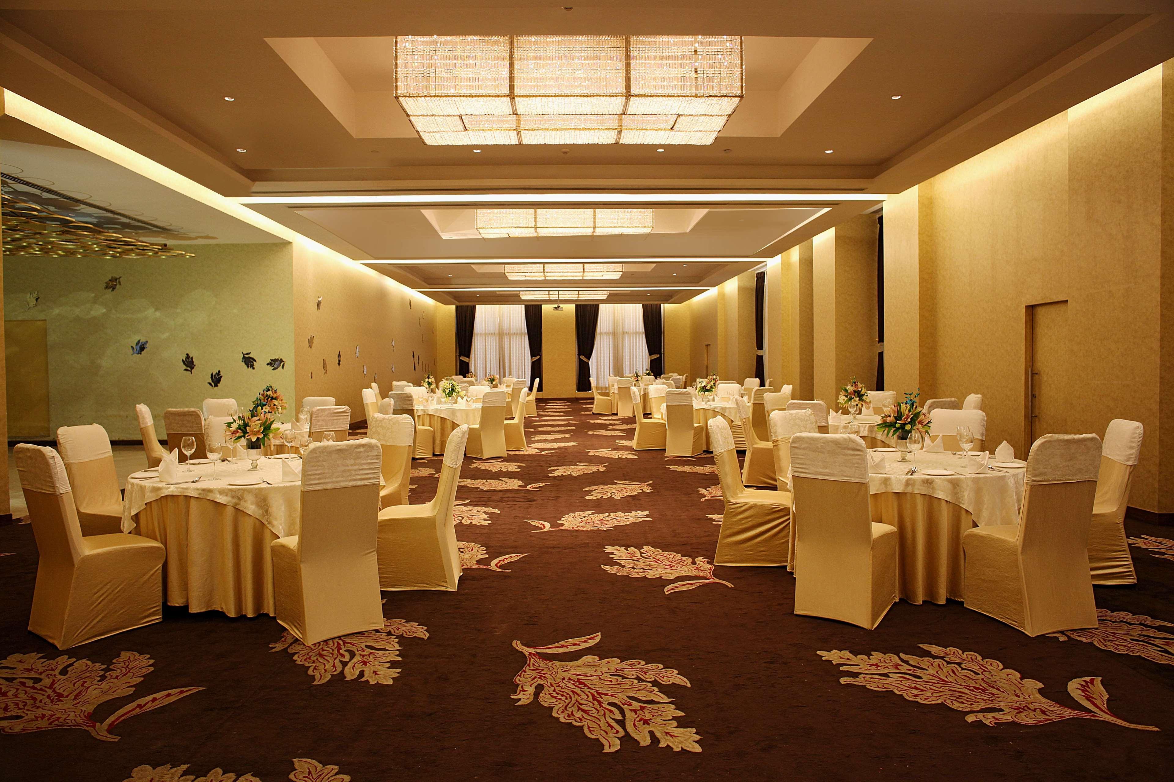 Radisson Blu Hotel New Delhi Dwarka Bagian luar foto The ballroom