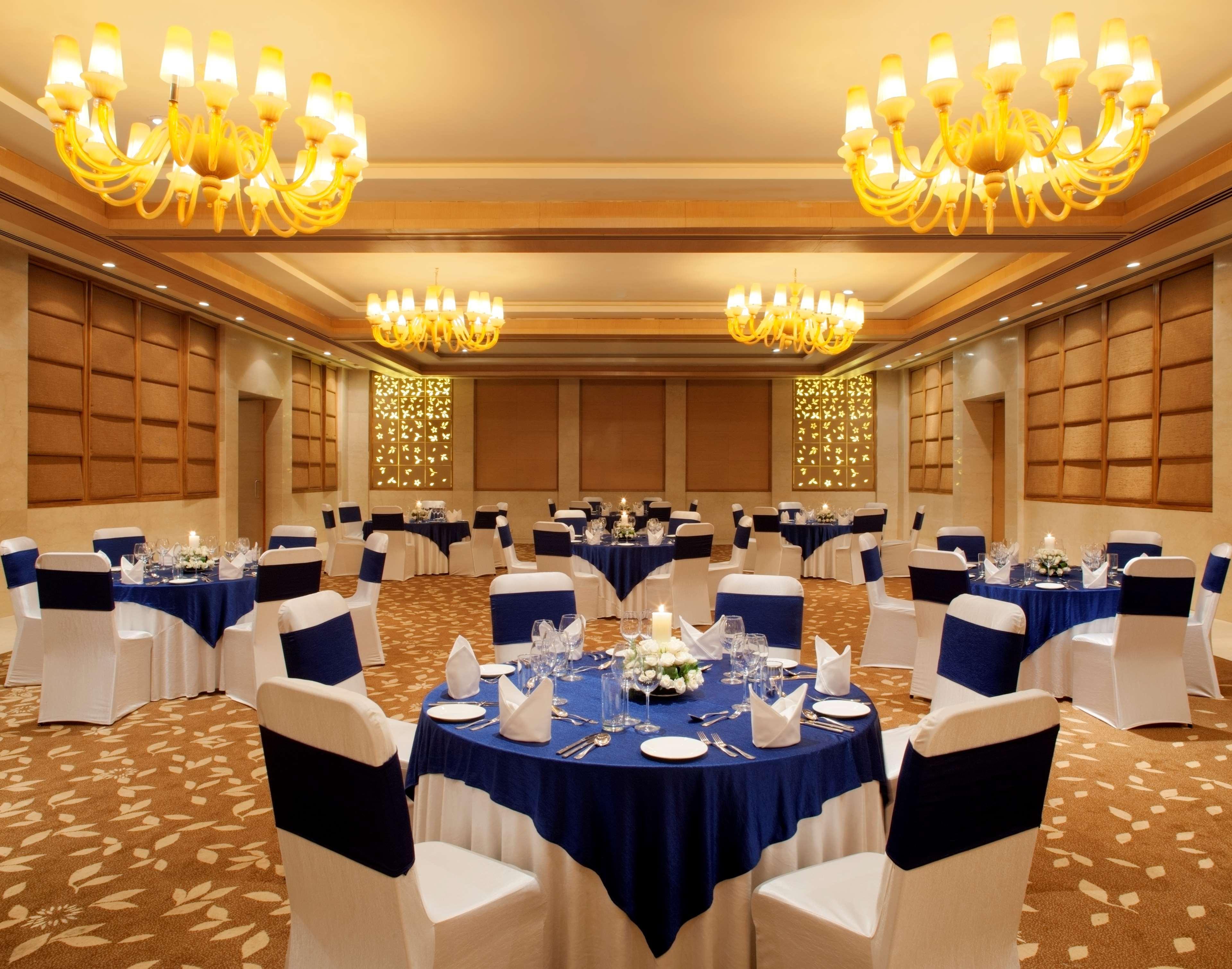 Radisson Blu Hotel New Delhi Dwarka Restoran foto The Imperial Ball Room