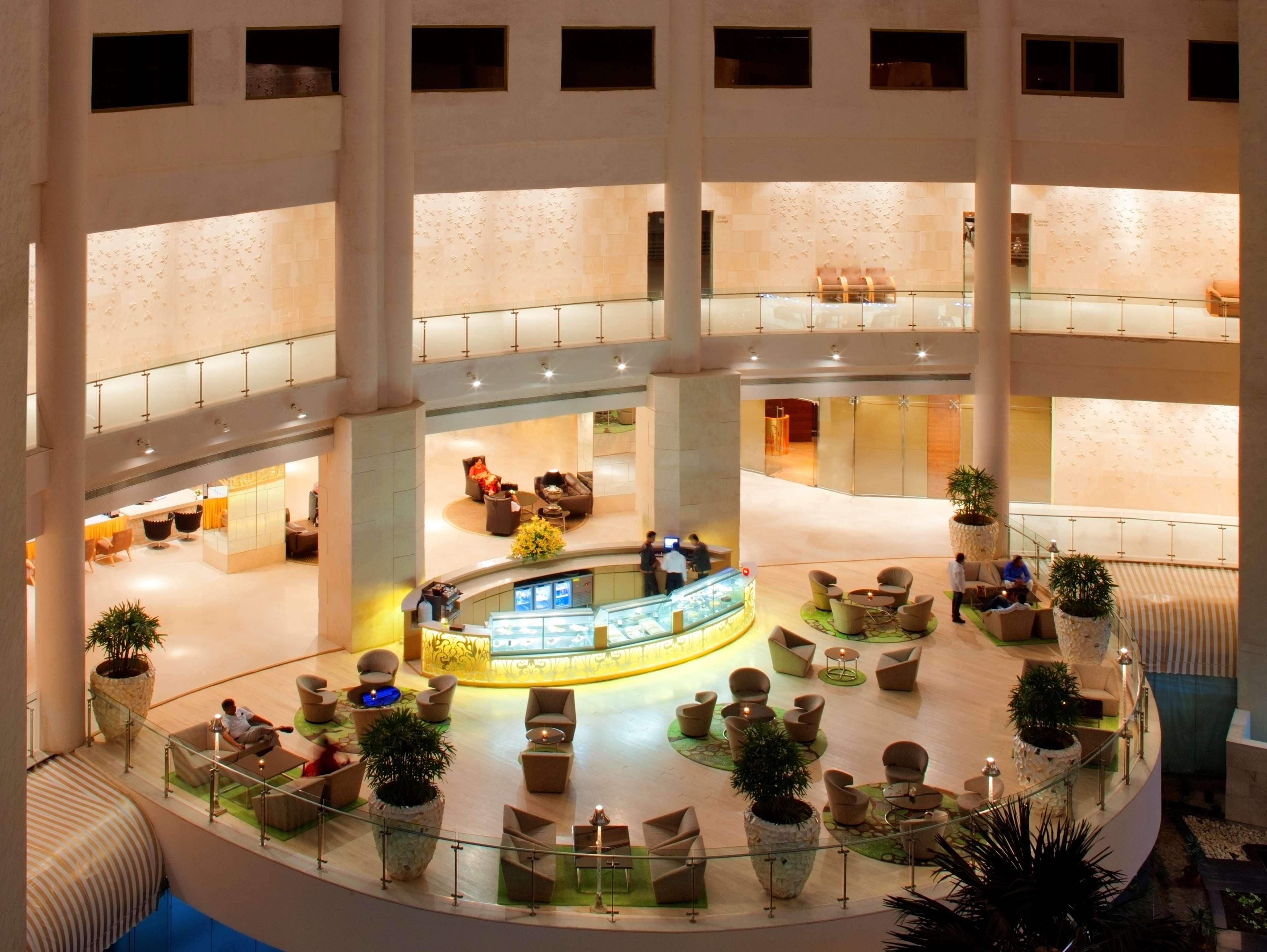Radisson Blu Hotel New Delhi Dwarka Bagian luar foto The lobby of the hotel