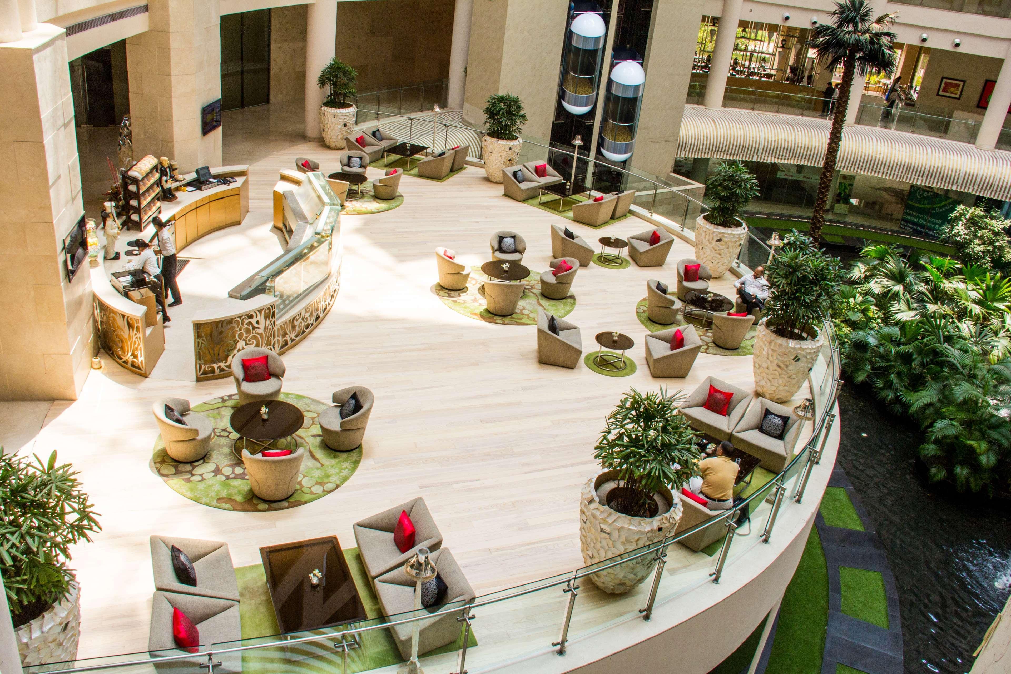Radisson Blu Hotel New Delhi Dwarka Bagian luar foto The lobby of the hotel