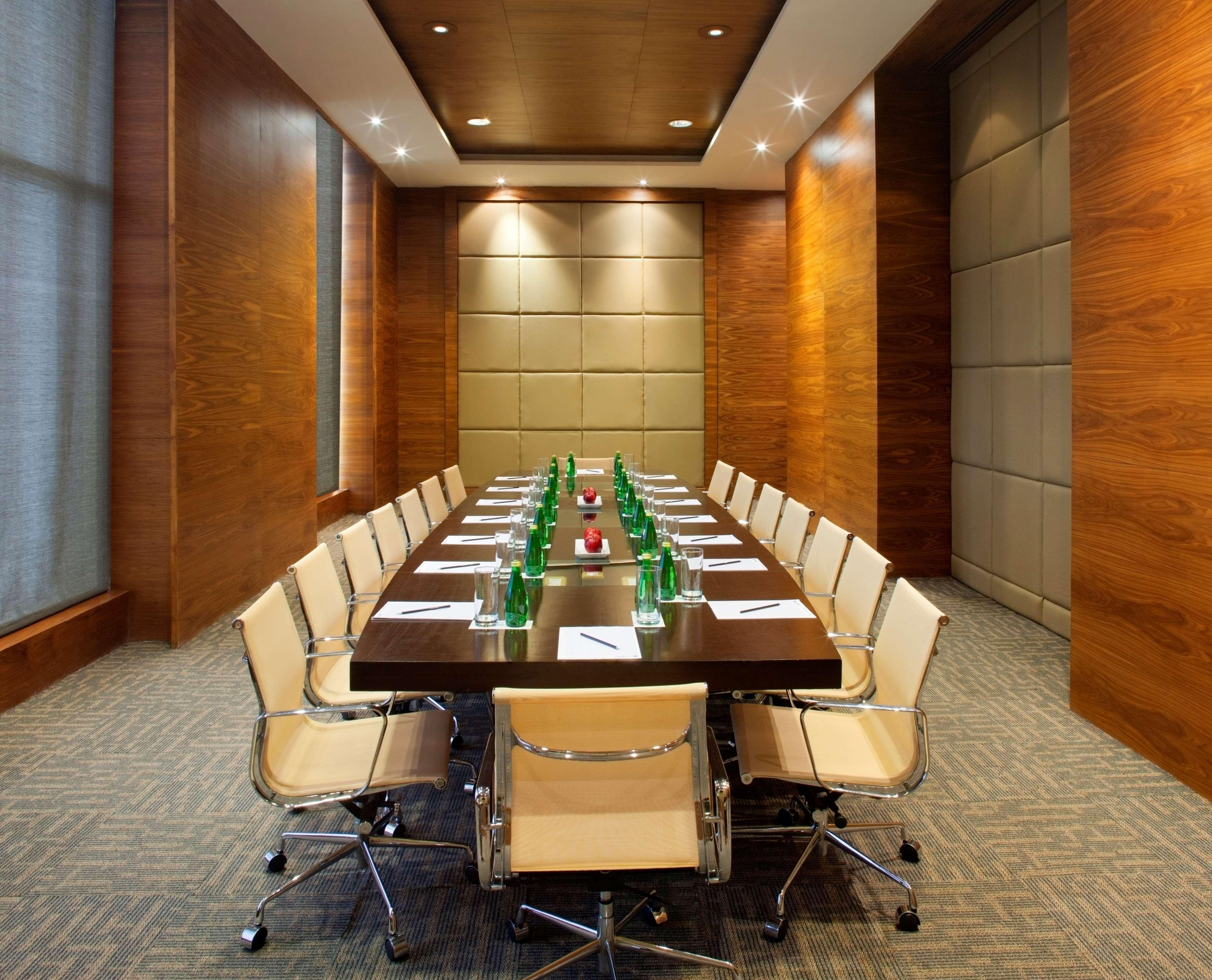 Radisson Blu Hotel New Delhi Dwarka Bagian luar foto Meeting room