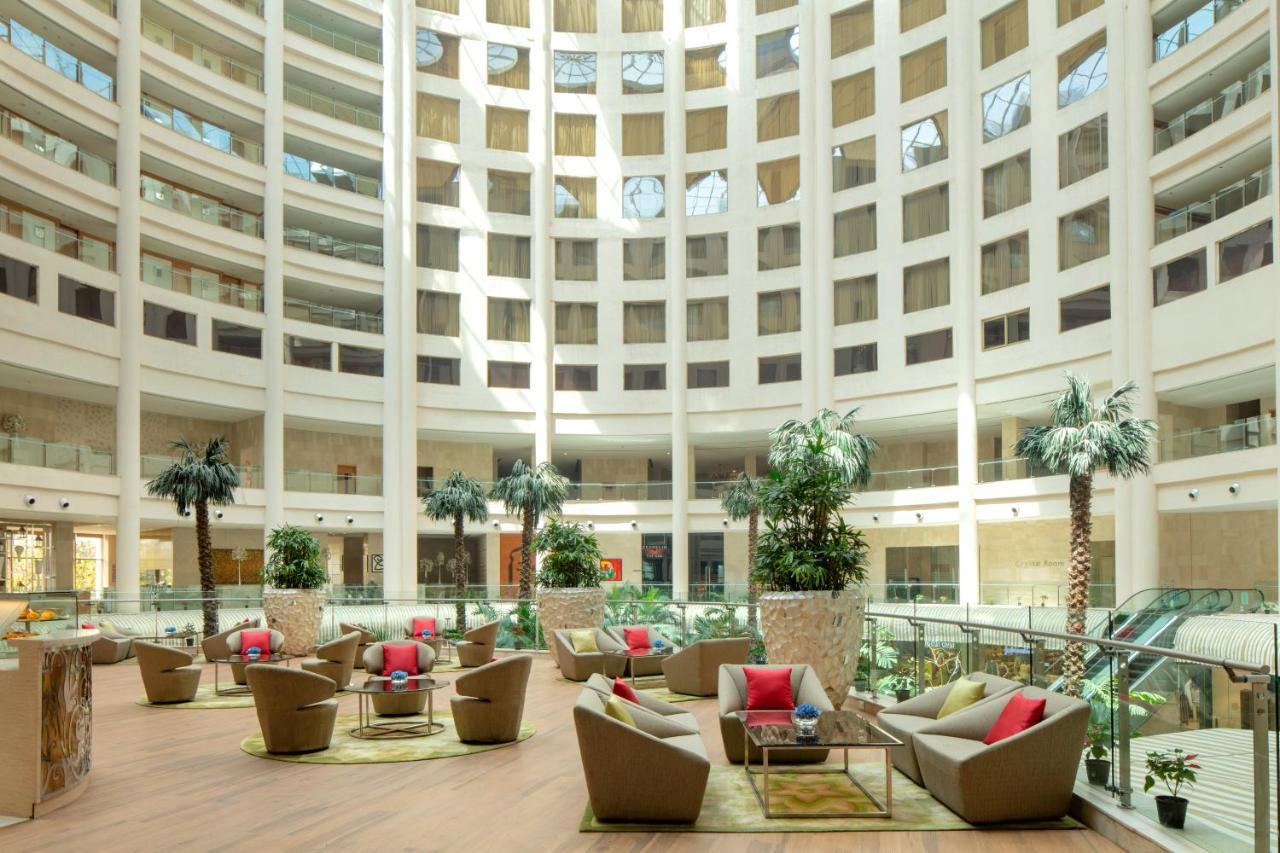Radisson Blu Hotel New Delhi Dwarka Bagian luar foto The lobby of the hotel