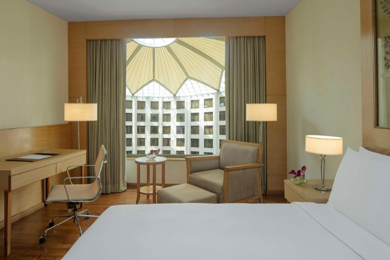 Radisson Blu Hotel New Delhi Dwarka Bagian luar foto A room at the hotel
