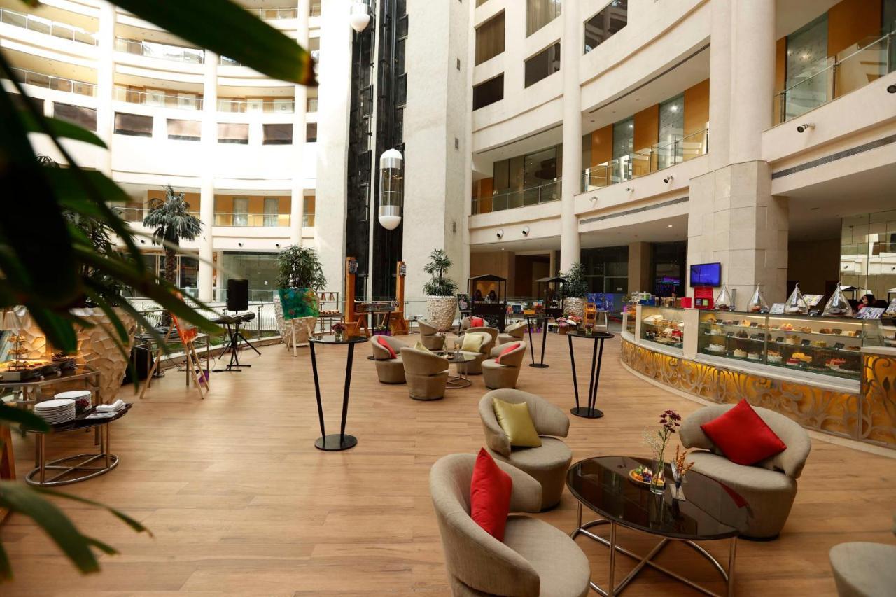 Radisson Blu Hotel New Delhi Dwarka Bagian luar foto The lobby of the hotel