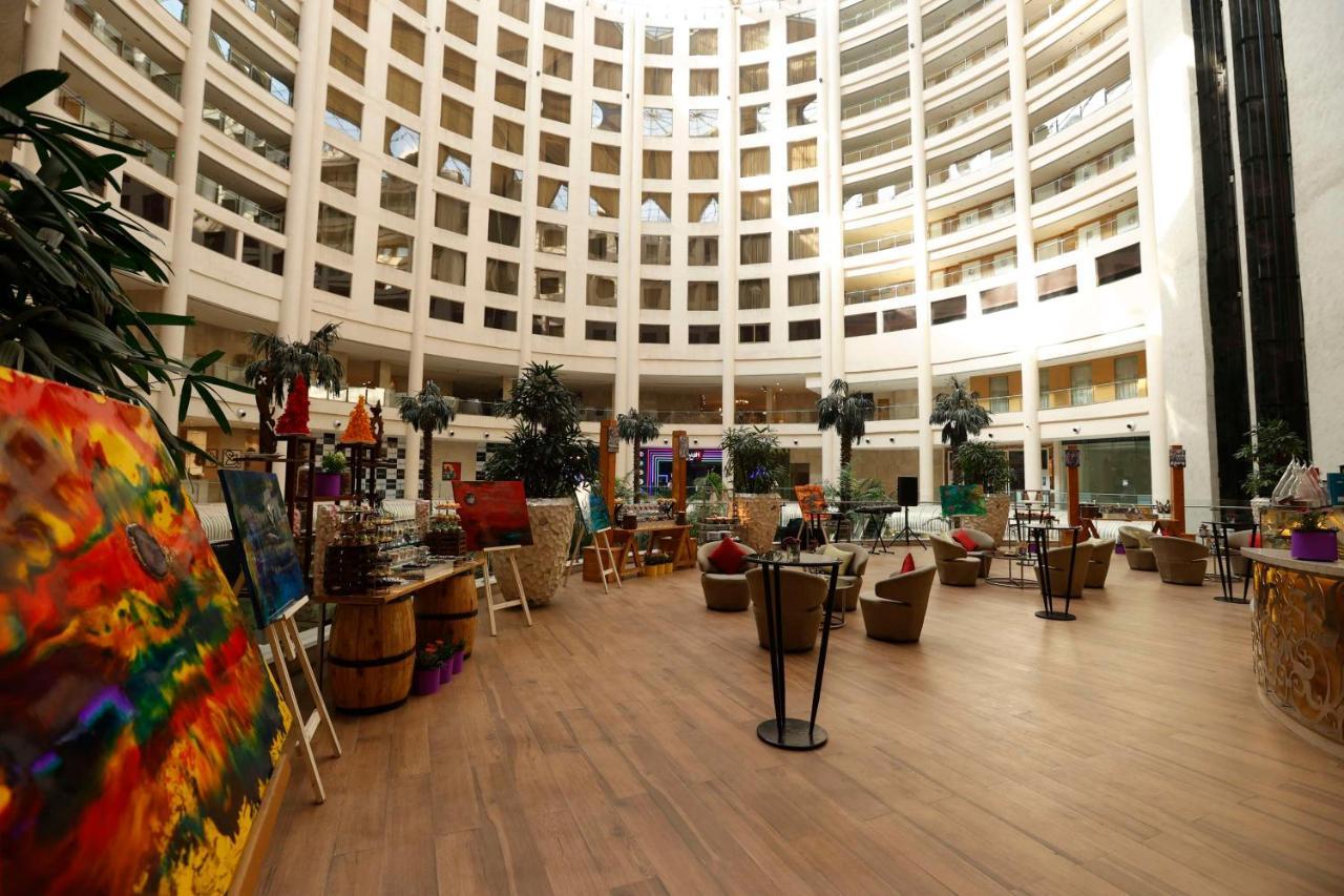Radisson Blu Hotel New Delhi Dwarka Bagian luar foto The lobby of the hotel