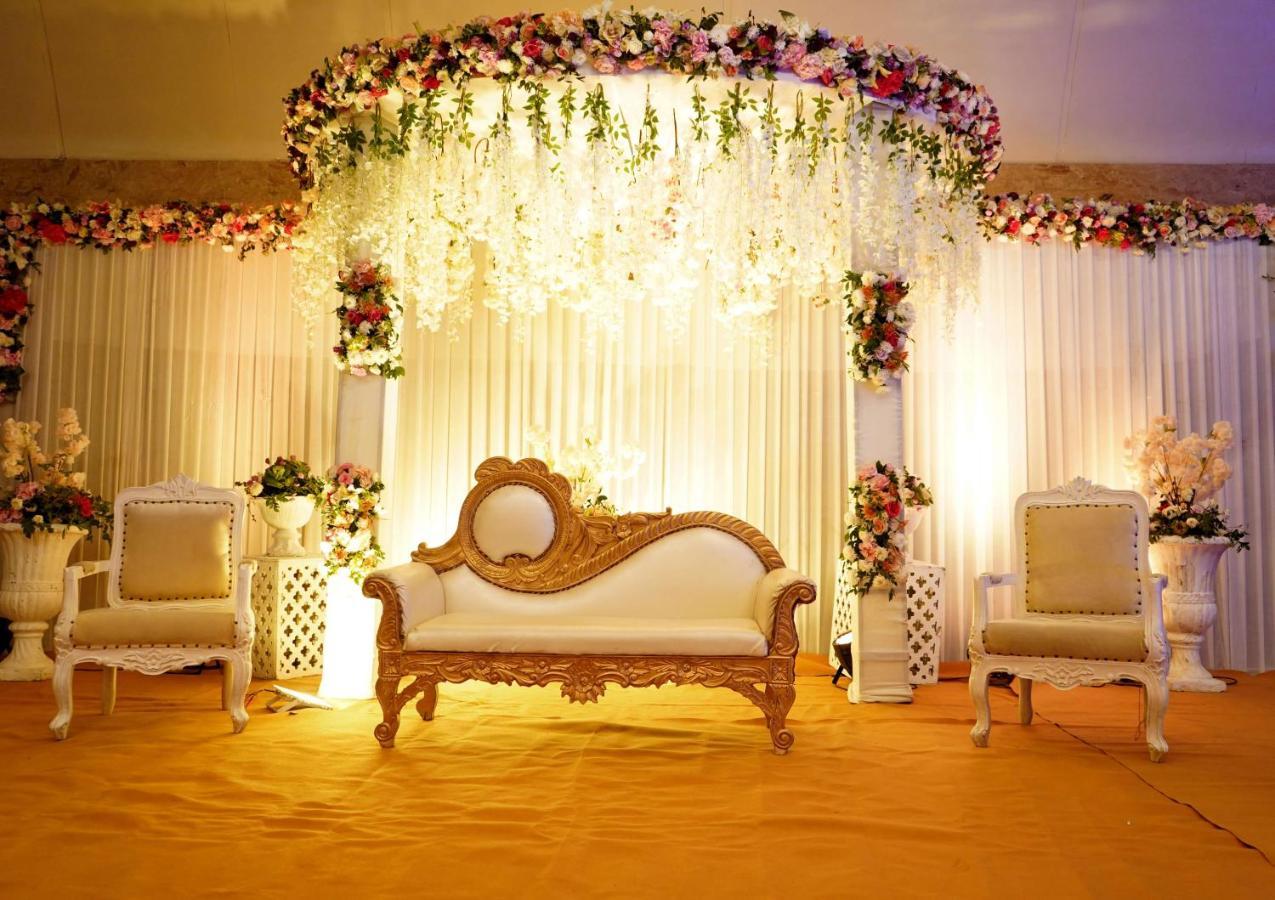 Radisson Blu Hotel New Delhi Dwarka Bagian luar foto A modern Malay wedding reception