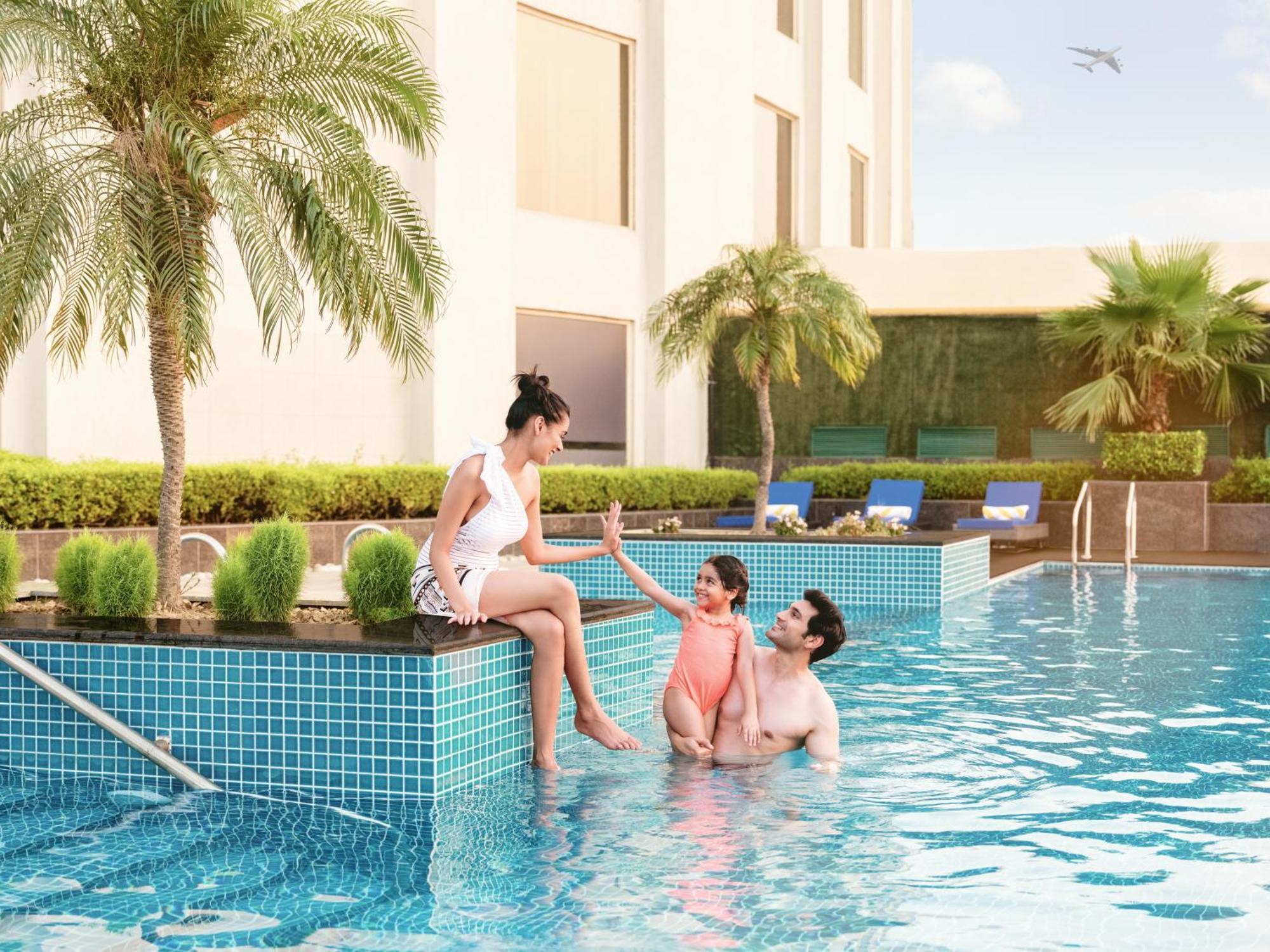 Radisson Blu Hotel New Delhi Dwarka Bagian luar foto Swimming pool at the hotel