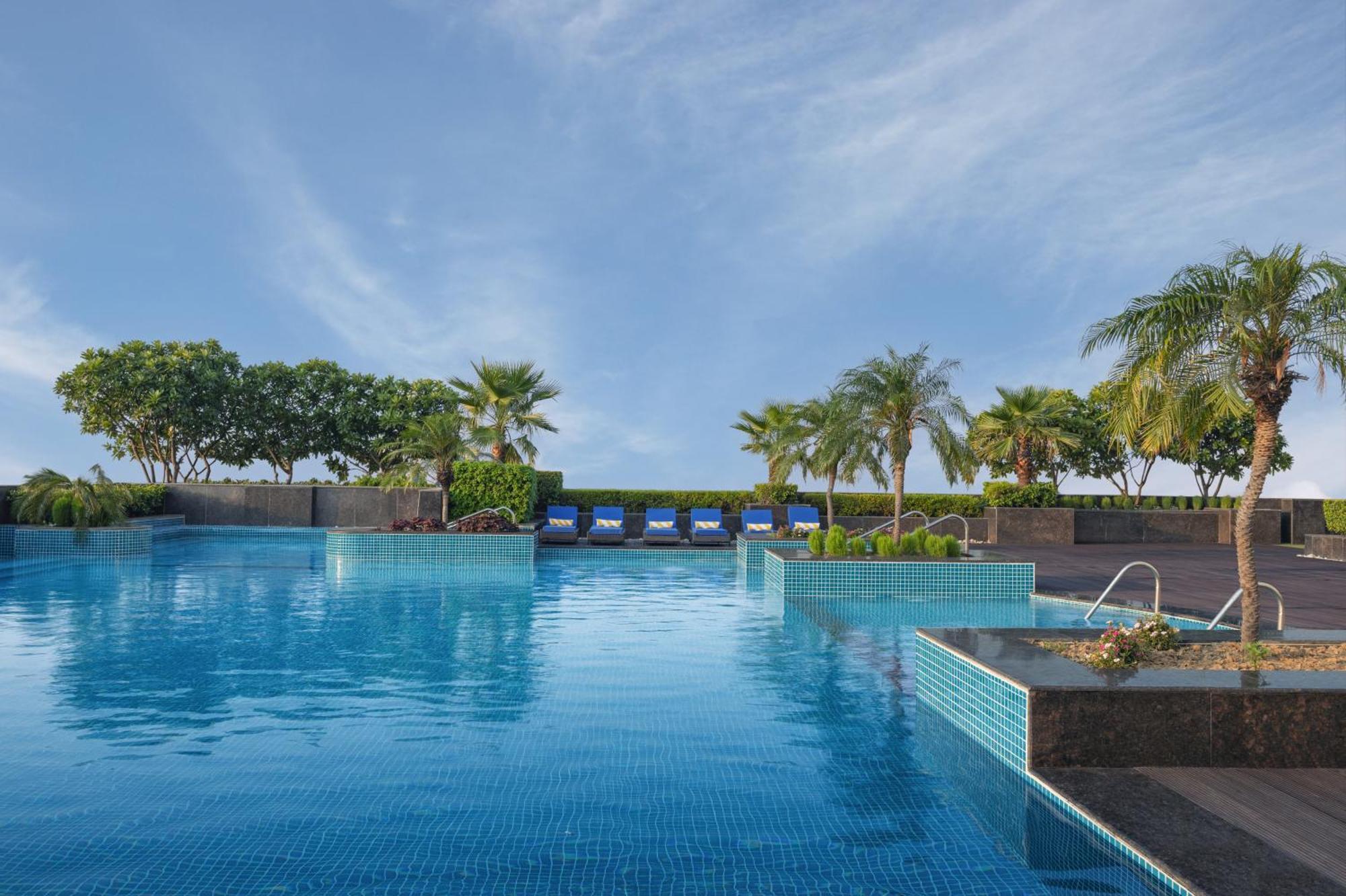 Radisson Blu Hotel New Delhi Dwarka Bagian luar foto The swimming pool at the hotel