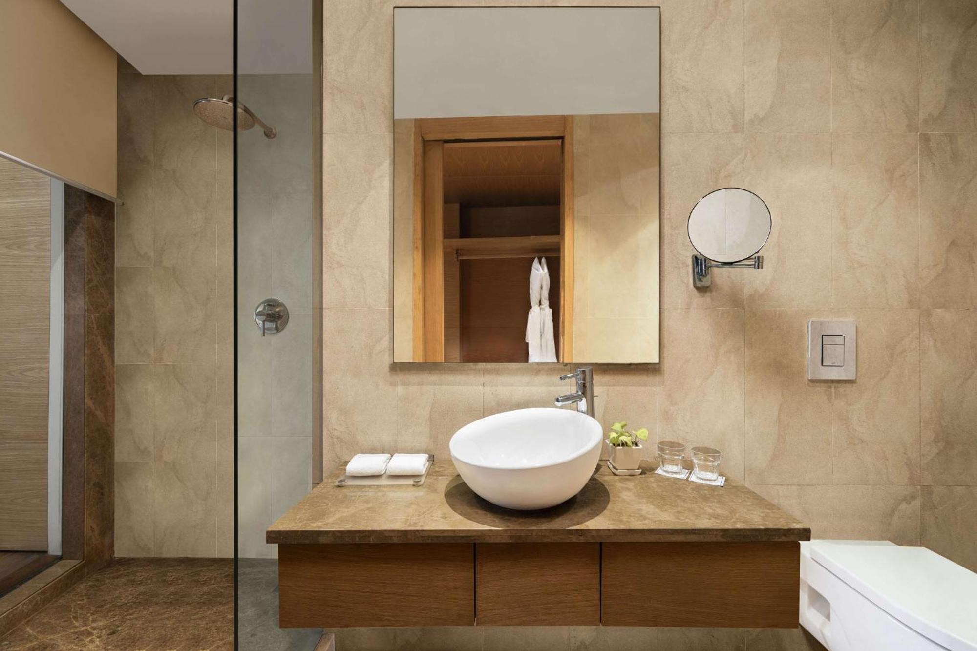 Radisson Blu Hotel New Delhi Dwarka Bagian luar foto