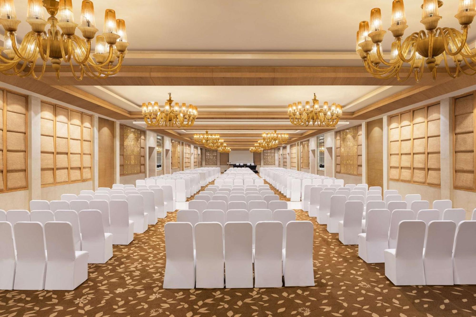 Radisson Blu Hotel New Delhi Dwarka Bagian luar foto The Royal Hall