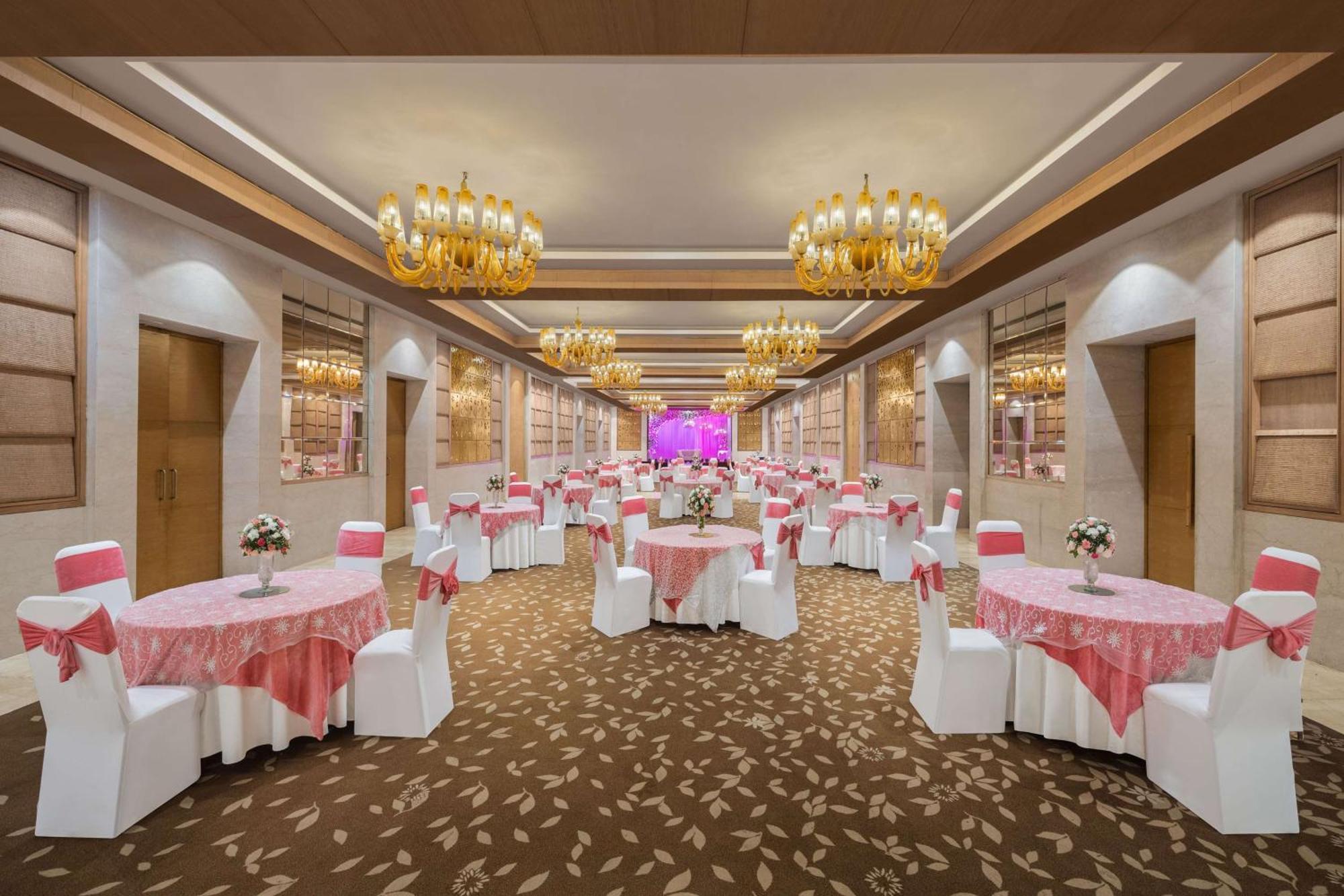 Radisson Blu Hotel New Delhi Dwarka Bagian luar foto The Grand Ballroom