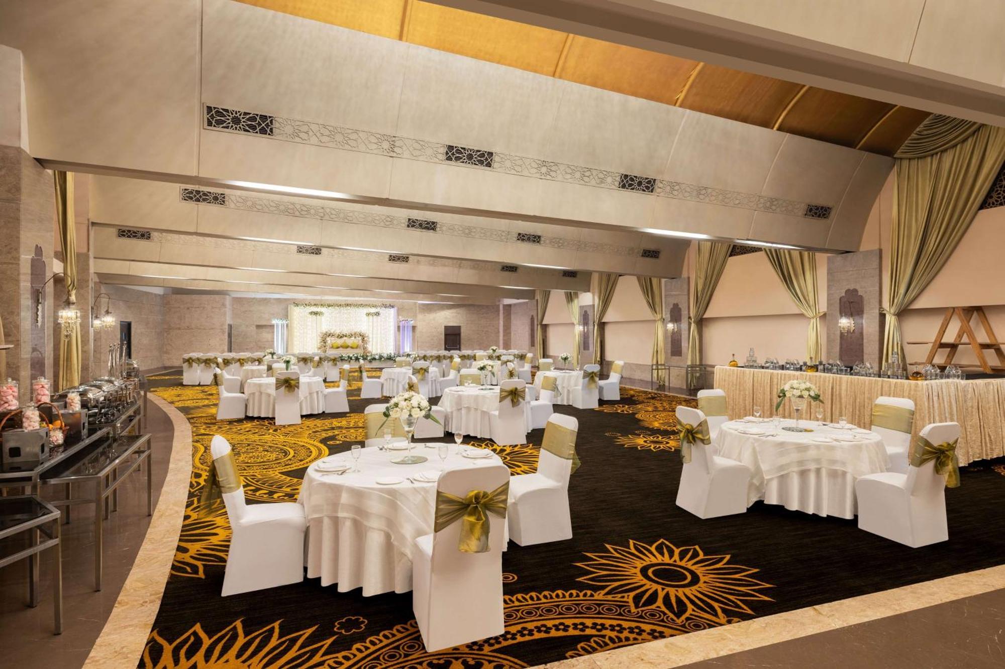 Radisson Blu Hotel New Delhi Dwarka Bagian luar foto The Grand Ballroom