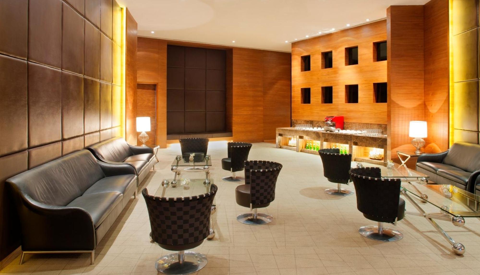 Radisson Blu Hotel New Delhi Dwarka Bagian luar foto The lounge at the airport