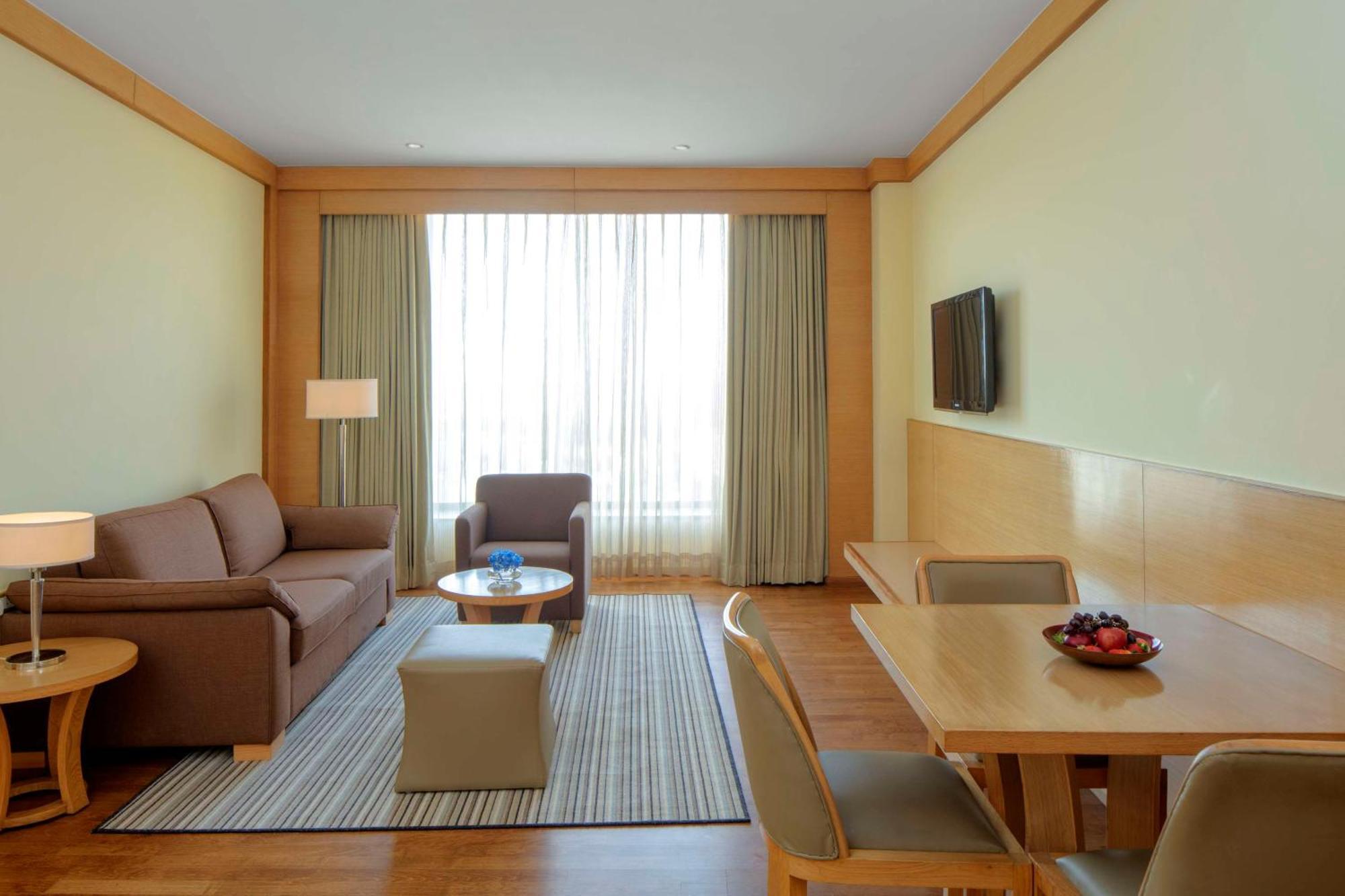 Radisson Blu Hotel New Delhi Dwarka Bagian luar foto A living room at the Park