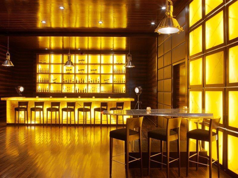 Radisson Blu Hotel New Delhi Dwarka Bagian luar foto The bar at the hotel