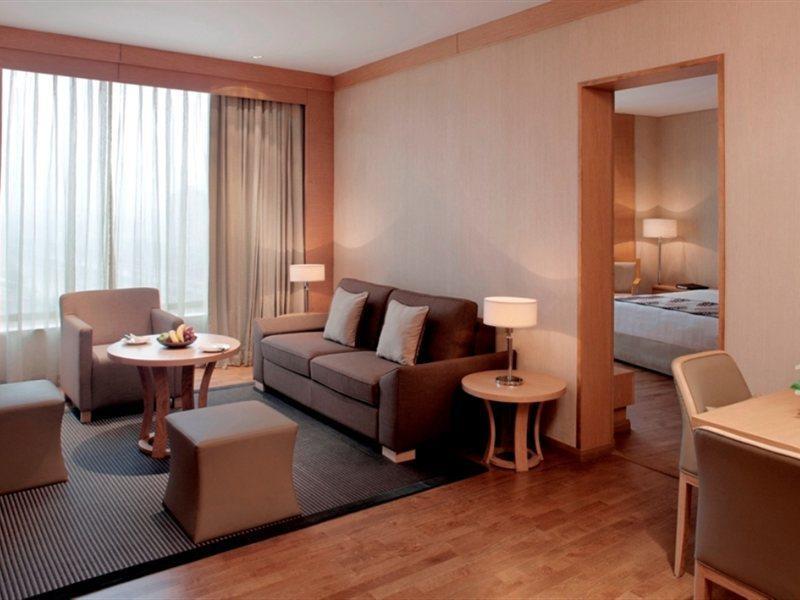 Radisson Blu Hotel New Delhi Dwarka Bagian luar foto Suite
