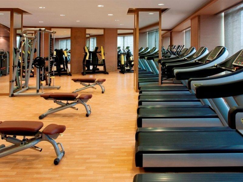 Radisson Blu Hotel New Delhi Dwarka Bagian luar foto A gym at a hotel